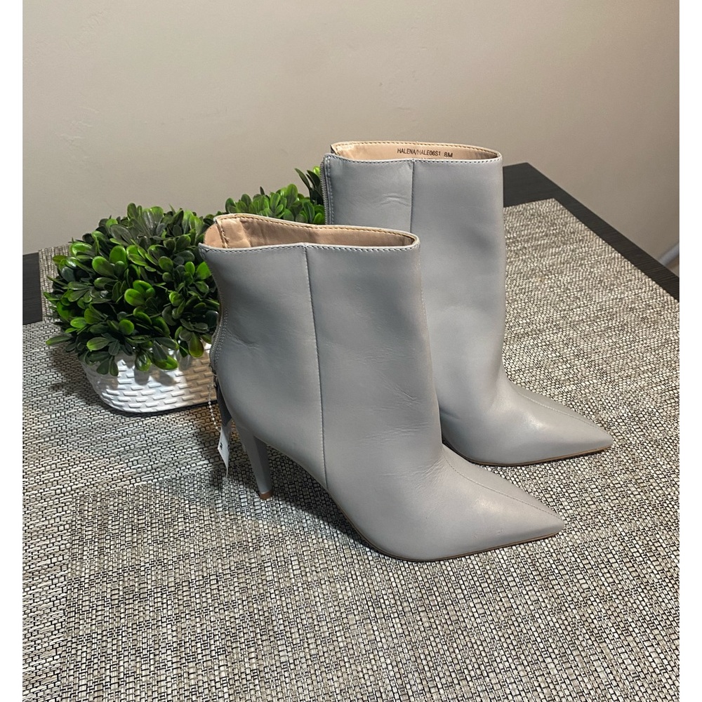 NWT Steve Madden womens gray heele boots size 8.